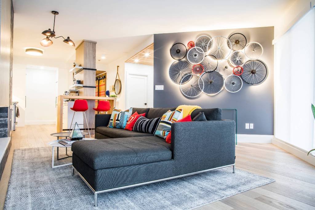 Home Project: Warm Modern Condo With Tones of Black and White