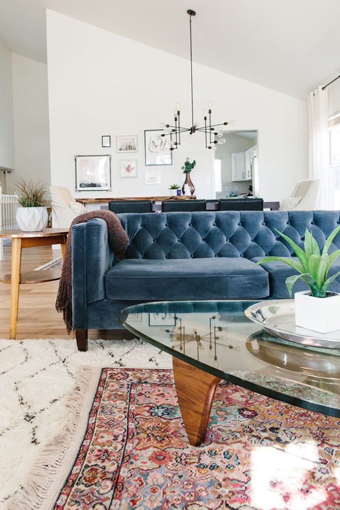 21 Fresh Design To Decorate Living Room With Blue Velvet Sofa