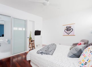Home Interior: Amazing Artwork 1 Bedroom Melbourne Apartment