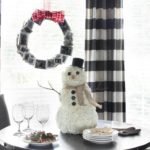 Plaid Wreath And Snowman Decor